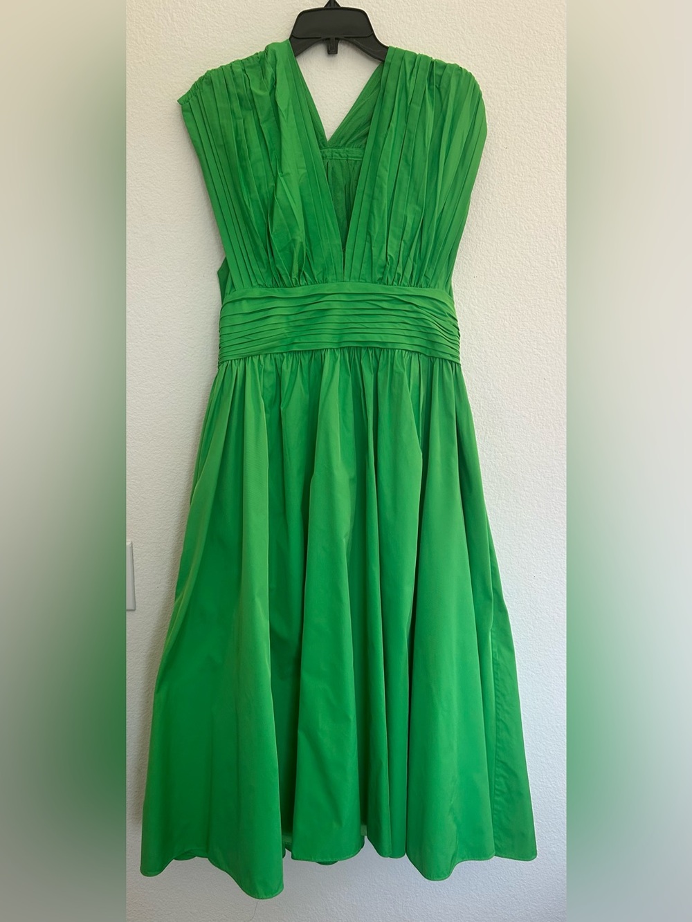 Women Elegant Green Designer taffeta unique Sleeveless V-Neck Midi party Dress.